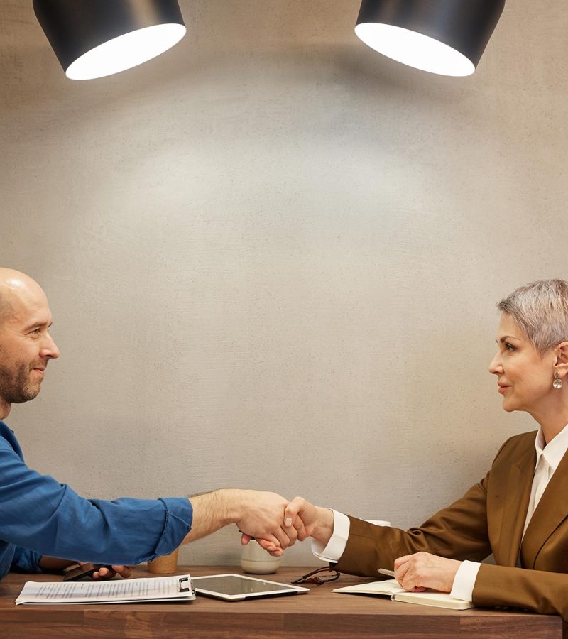 History businesswoman-meeting-client-in-cafe-43HZUFN.jpg